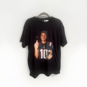 NWT Drake Maye Middle Finger Vintage T-Shirt, Football Fan Lovers Men’s Large